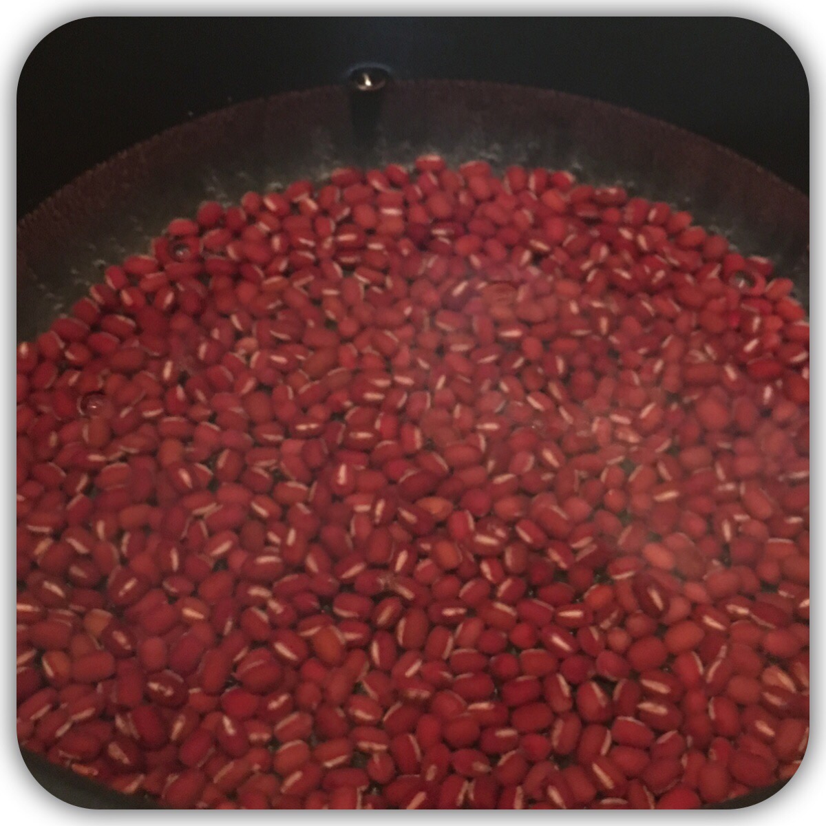 鍋に水を900mlを浸した小豆