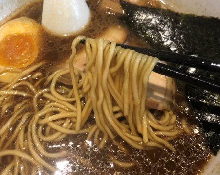 箸で持った麺