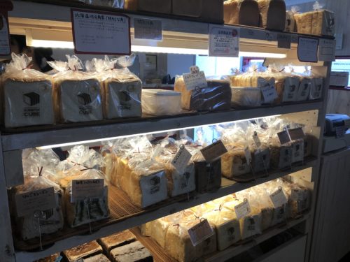 角食キューブの食パンの商品棚