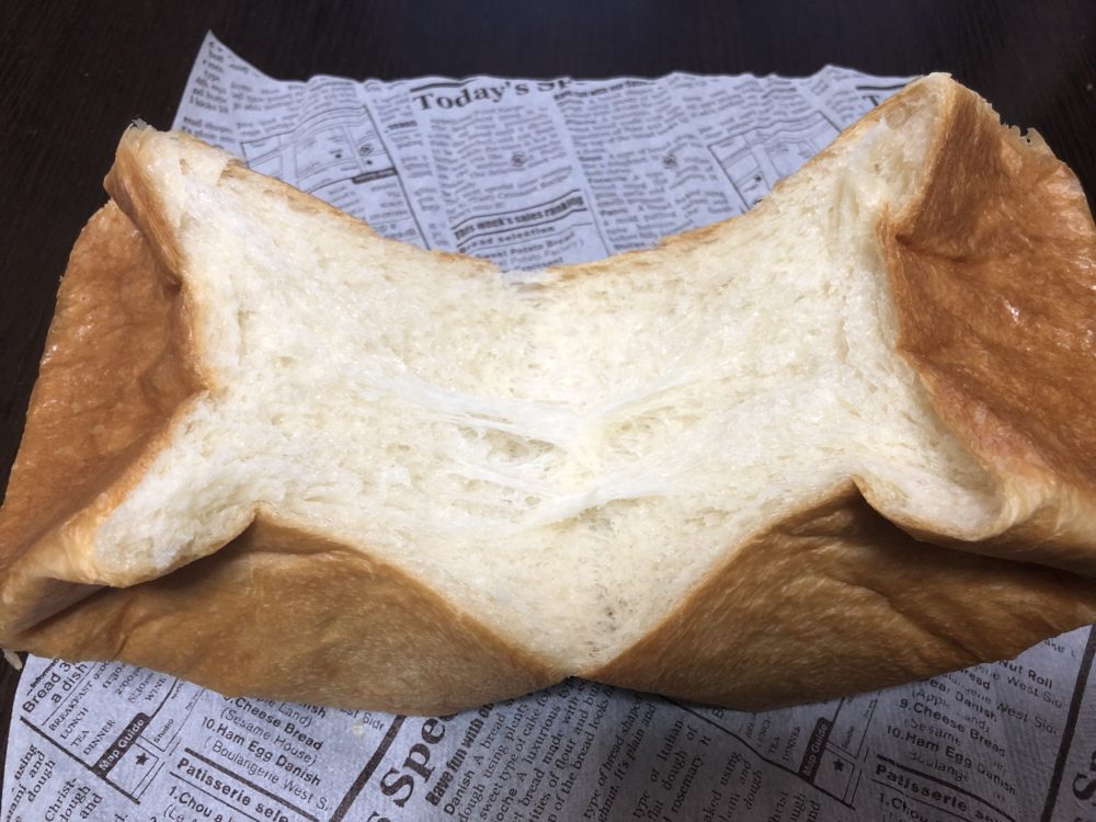 ワンカラットの食パンを半分に割った