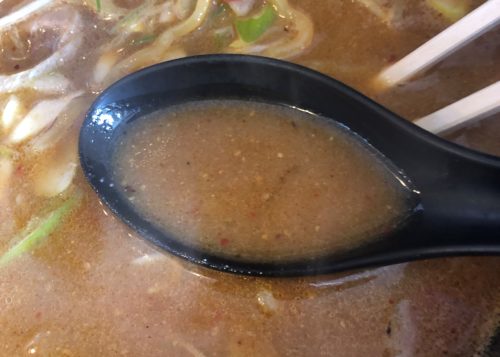 翔ちゃんの味噌ラーメンのスープをレンゲですくった