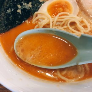 札幌海老麺舎の海老味噌ラーメンのスープをレンゲですくった