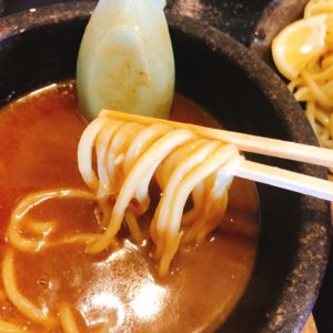 札幌海老麺舎のつけ麺の麺を箸で持った
