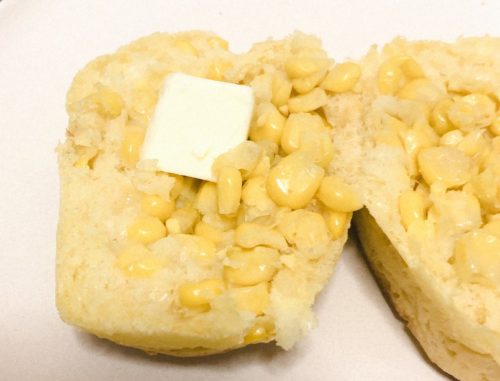美瑛選果のコーンパンを半分に切ってバターを上に置く