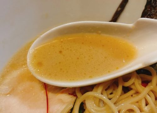 札幌の『点と線』狸小路店の醤油ラーメンのスープをレンゲですくった
