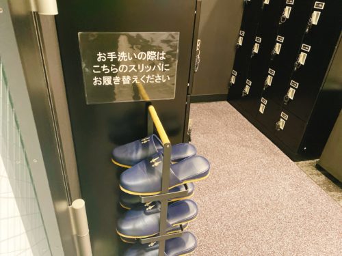 ゴリラクリニック札幌院の下駄箱にあるトイレ用のスリッパ