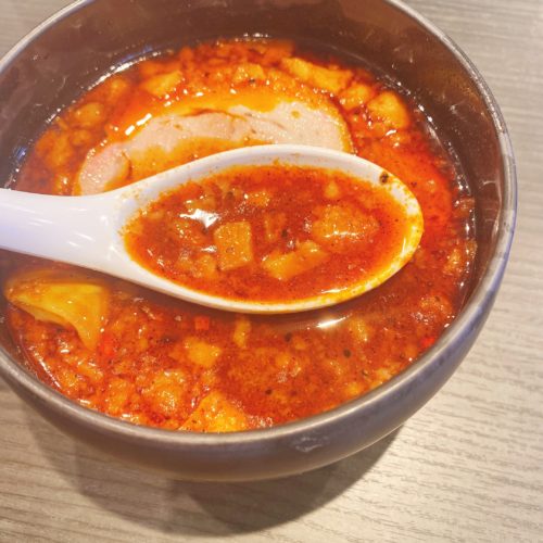 札幌ふじやの辛化つけ麺のスープをレンゲすくった